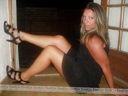 vieille salope vide les bourses de son chien